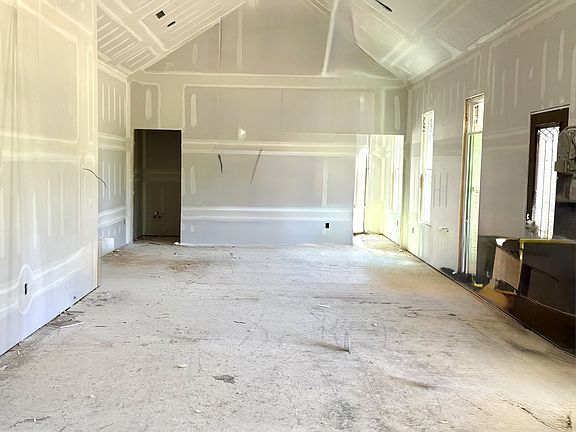 3rd image of 3947 Cantebury Dr