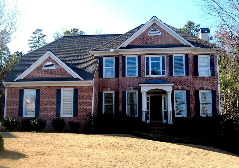 On cul-de-sac street, sprinkler, floors main floor, new carpet upstairs