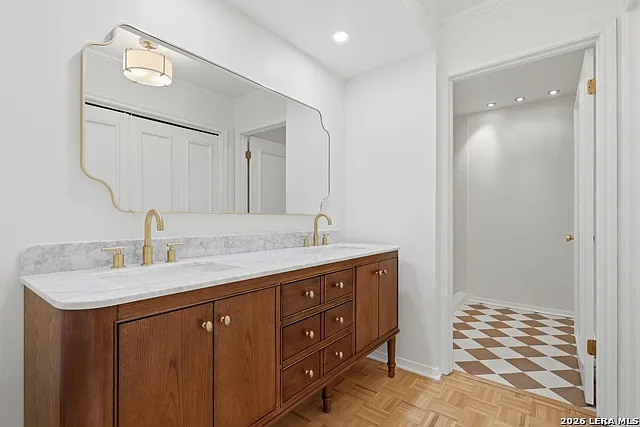 484 E Olmos Dr — Photo 23