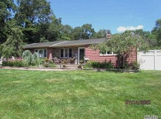 23 Barrow Pl, Blue Point, NY 11715