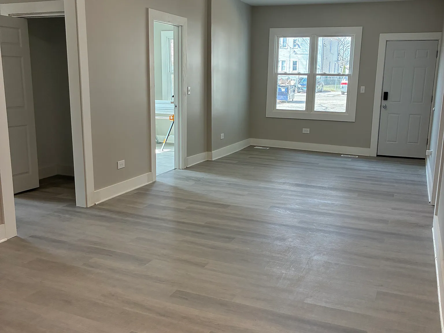 1542 Victoria Ave — Photo 2