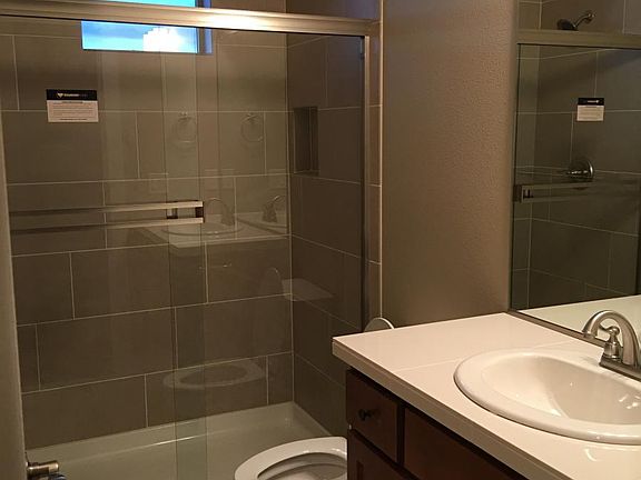 Bathroom (2nd floor)