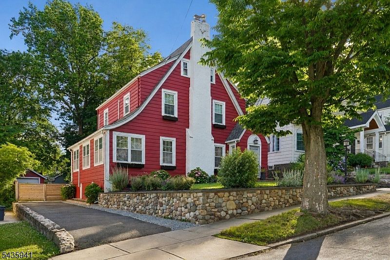 1st image of 14 Evergreen Pl