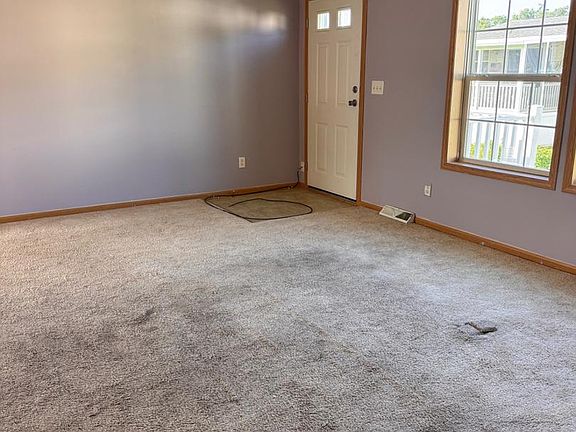 4th image of 10 Queen Eleanor Dr