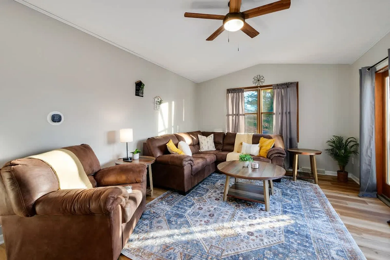 3 bed, 1.0 bath, 947 sqft, $3,090 — Photo 4