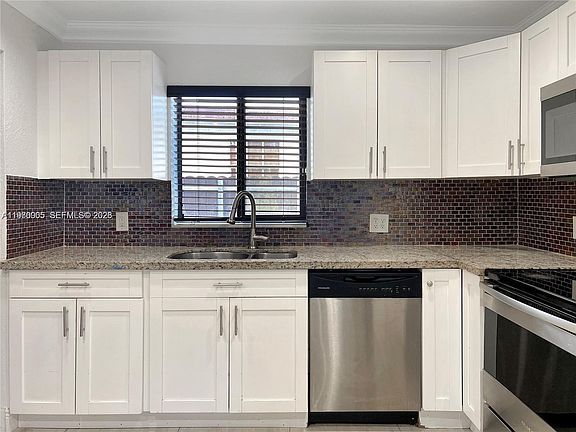3rd image of 221 W 31st St