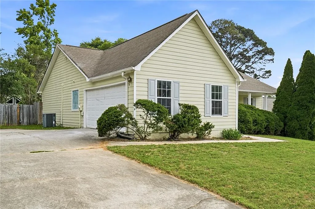 3 bed, 2.0 bath, 1736 sqft, $2,200 — Photo 3
