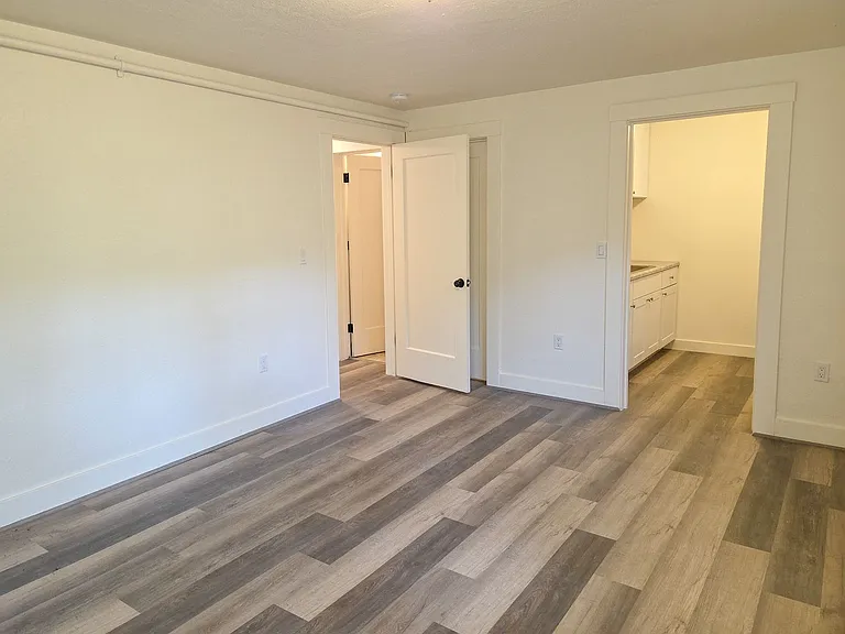 Vickery ave 14950 — Photo 2