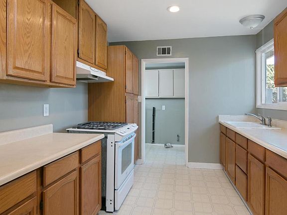 3rd image of 3131 Porter Ln