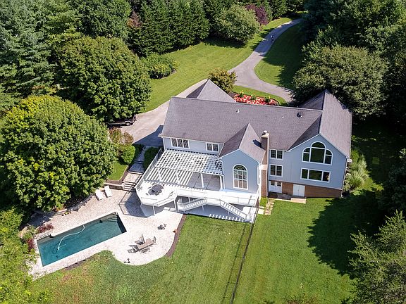 Large deck w/ in-ground pool