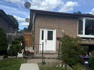 3690 Ellengale Dr, Mississauga, ON L5C 1Z7