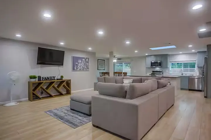 7 bed, 2000 sqft, $1,200 — Photo 3