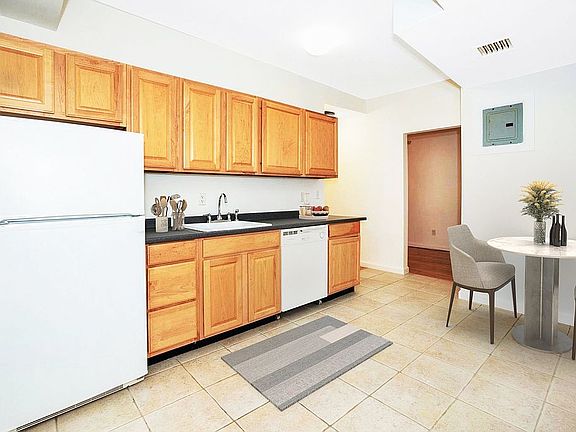 5th image of 604 Tompkins Ave APT A1