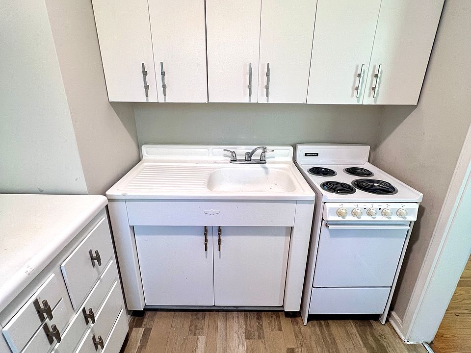 Kitchen (View 1)