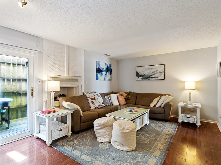 2305 Breakers Ct — Photo 4