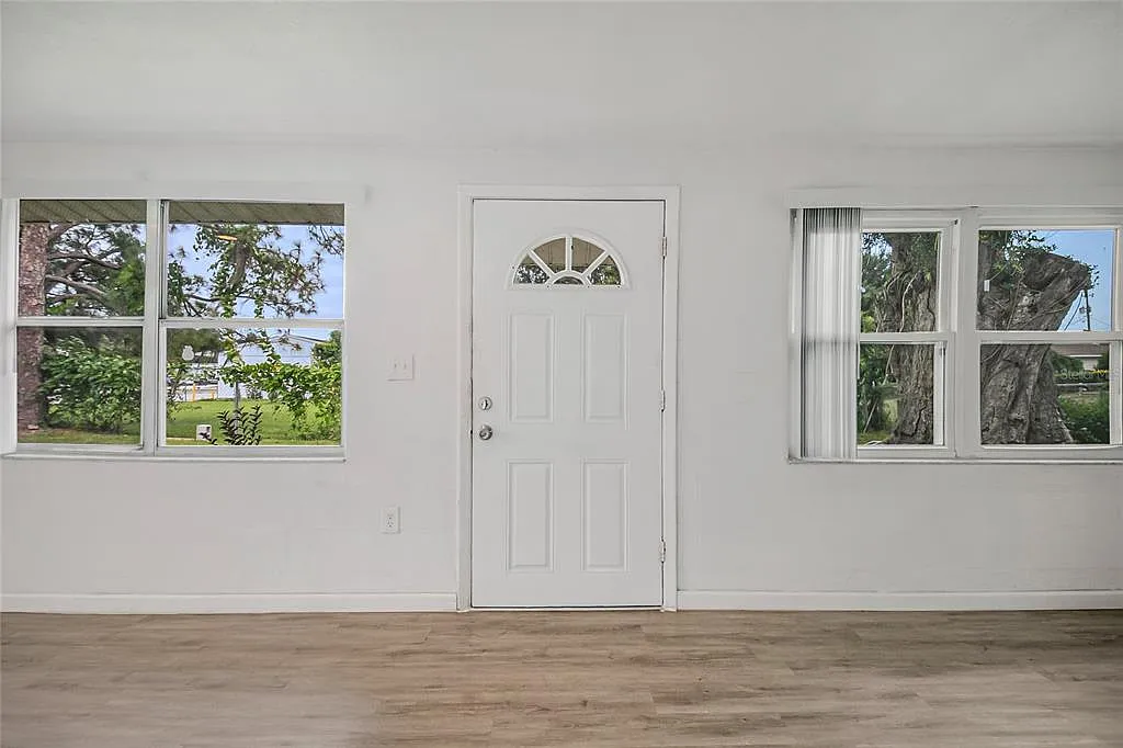 1 bed, 1.0 bath, 895 sqft, $1,200 — Photo 2