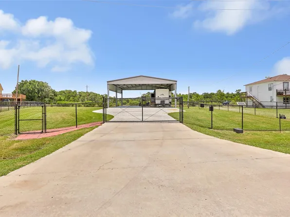 313 Oak Island Dr, Oak Island, TX 77514
