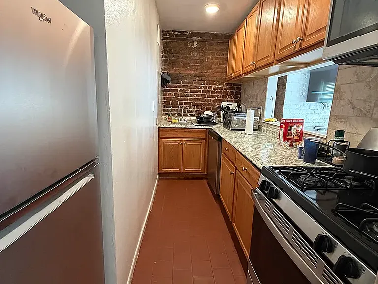 343 E 9th St #1R — Photo 4
