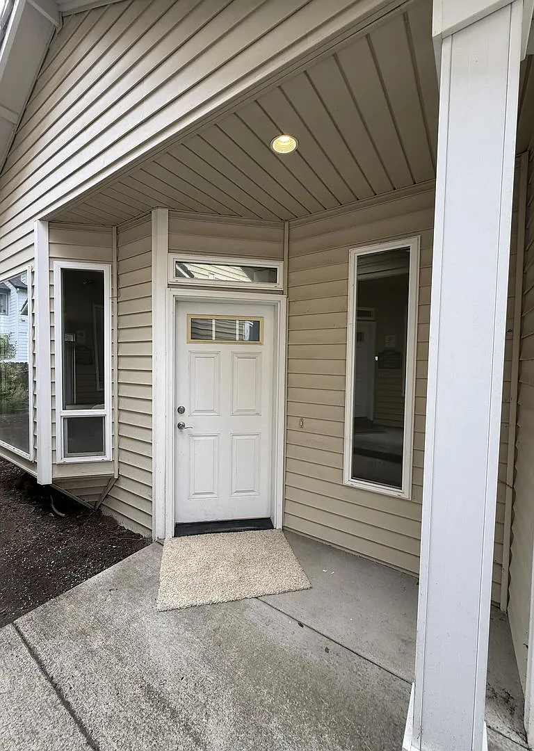 Spacious 3-Bedroom Vancouver Home with New Carpet & 2-Car Garage — Photo 3