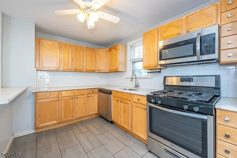 3 bed, 1.0 bath, 1200 sqft, $2,700 — Photo 2