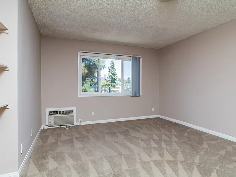 3036 S Hoover St — Photo 7