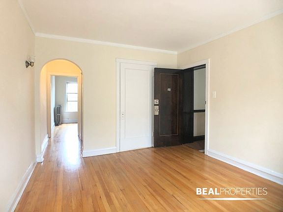 2nd image of 2110 W Ainslie St #S2