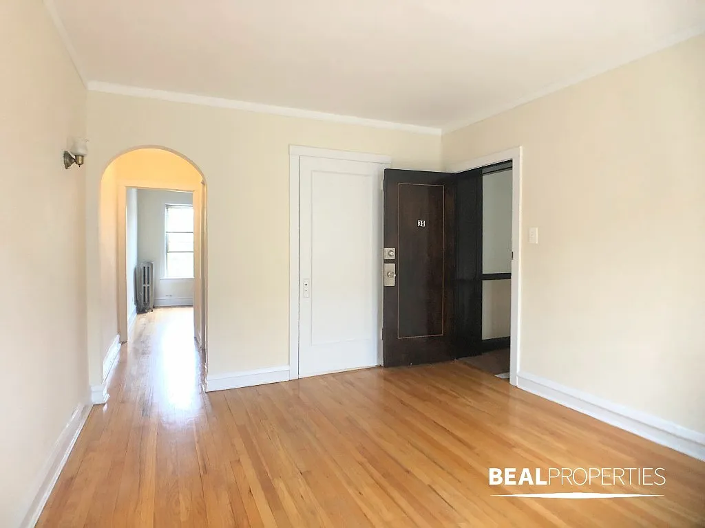 Building Photo - 2110 W Ainslie St #S2