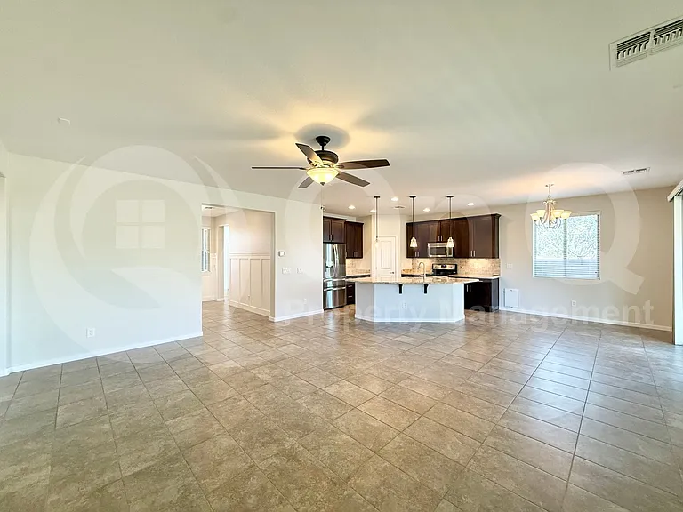 2814 E Quenton St — Photo 3
