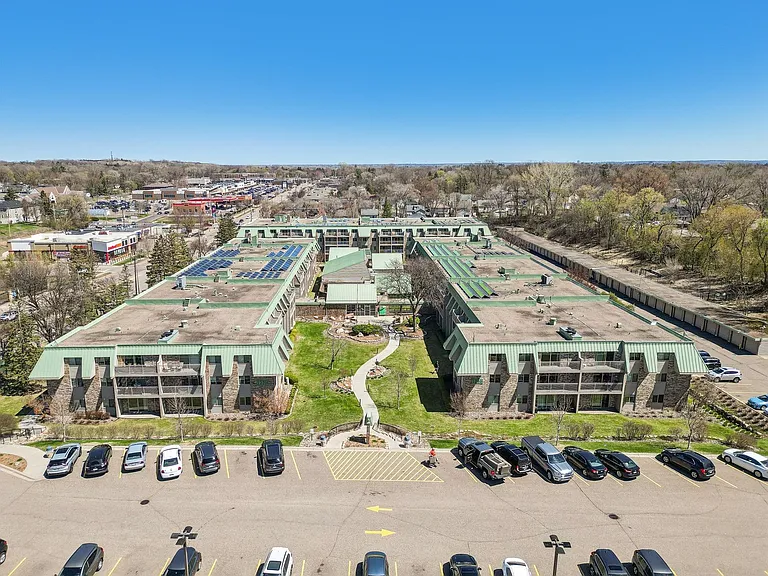Larpenteur Estates Apartments — Photo 11
