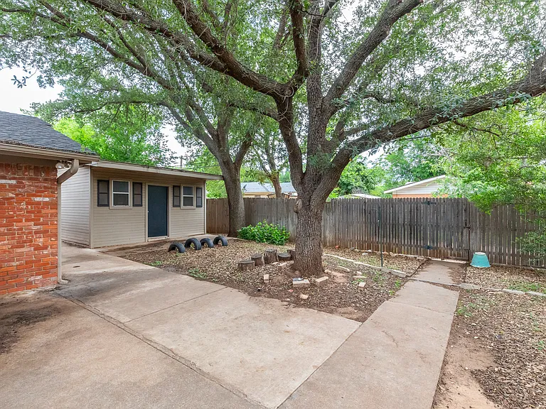 2132 Sylvan Dr — Photo 33