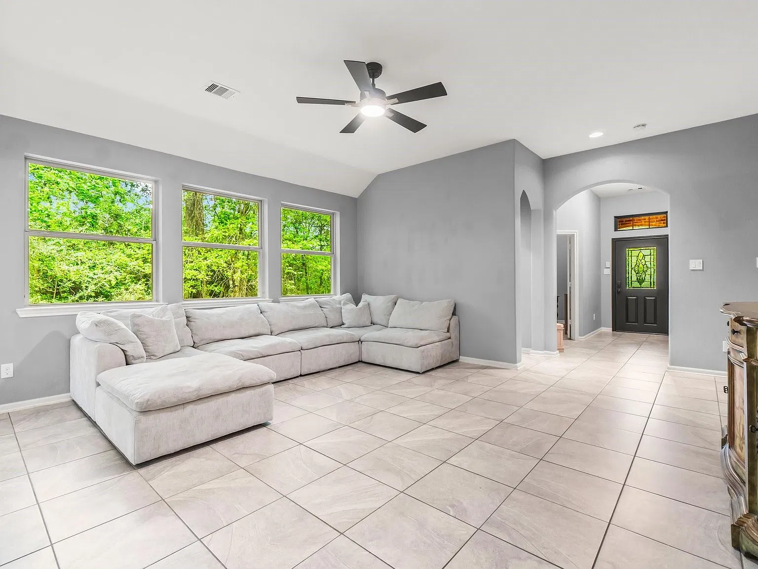 3 bed, 3.0 bath, 2086 sqft, $2,475 — Photo 2
