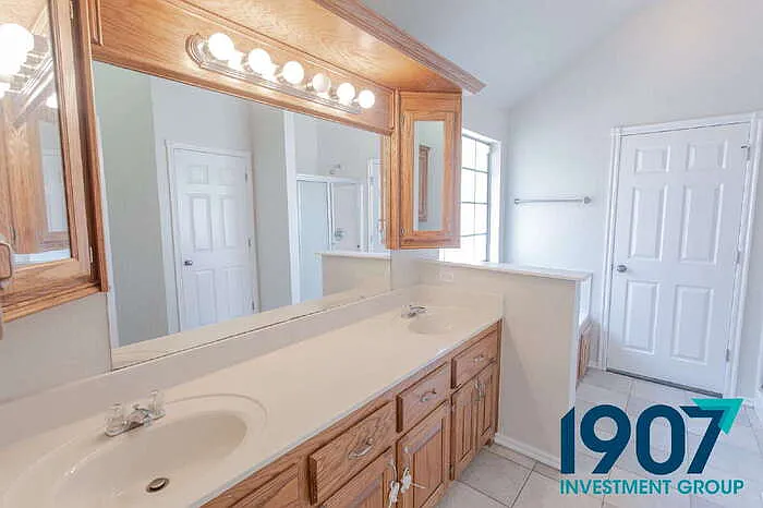 501 Madeline Ln — Photo 9