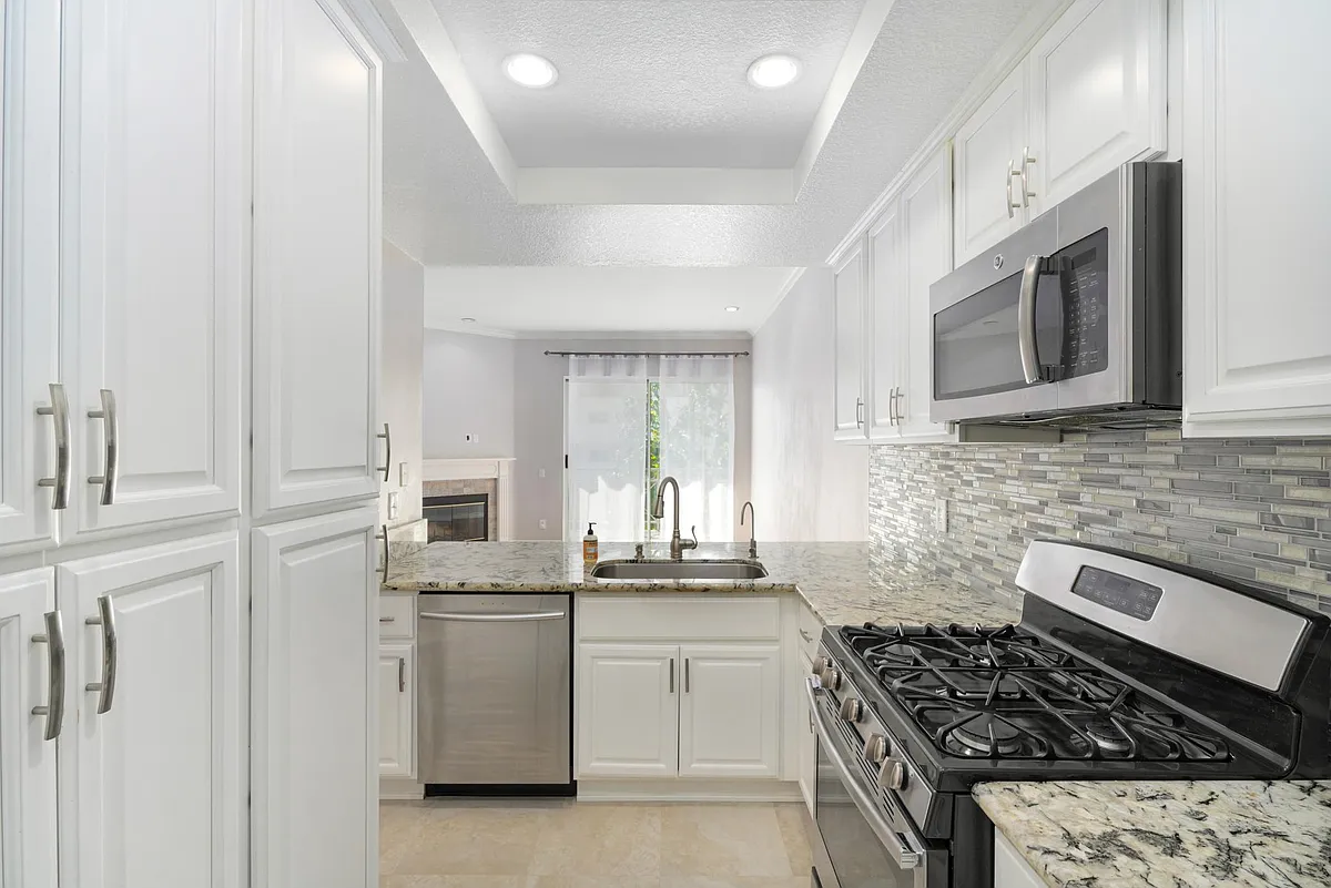 Building Photo - 1820 S Beverly Glen Blvd #201
