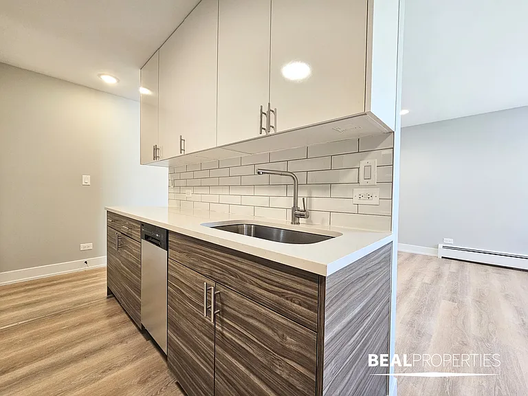 452 W Oakdale — Photo 44