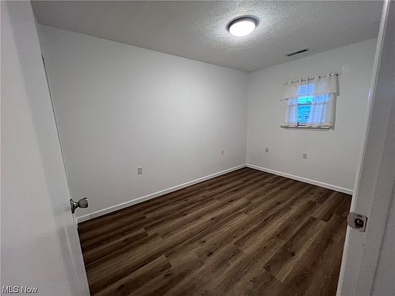 4th image of 110 Barbara Ave #2
