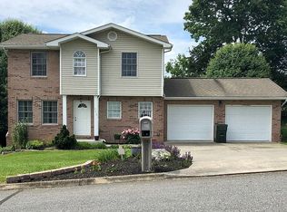 502 Crystal Springs Cir, Johnson City, TN 37615