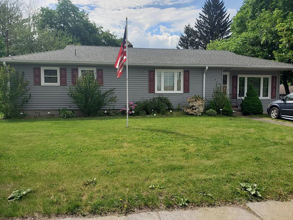 806 Broadway St photo 1