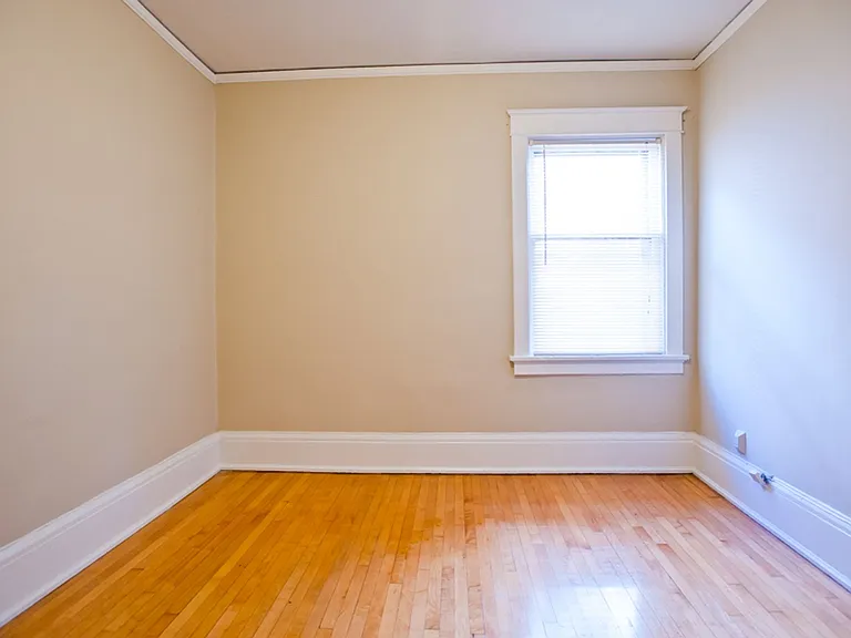 $1075 1 BR, 1 BA Apt, Incl Heat & Electric - Close to UW-Milwaukee - 3000 N Oakland Ave — Photo 10