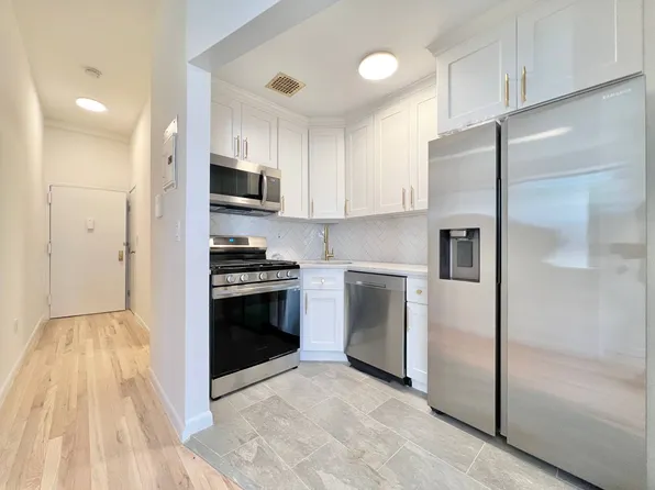 148 Stuyvesant Avenue image 3 of 9