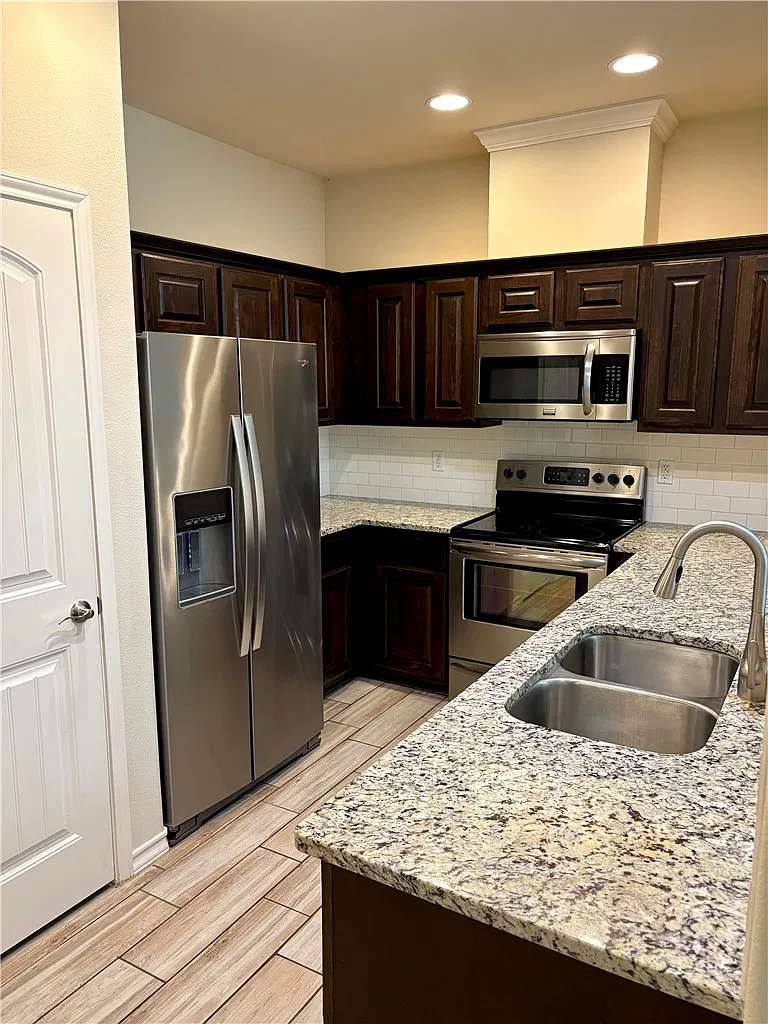 2 bed, 2.0 bath, 1061 sqft, $1,850 — Photo 2
