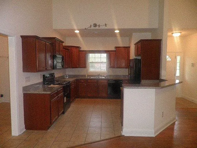 3 bed, 1650 sqft, $1,975 — Photo 2