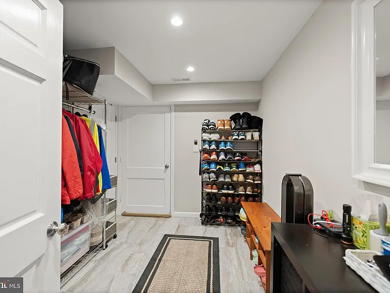 6709 Pemberton St — Photo 40