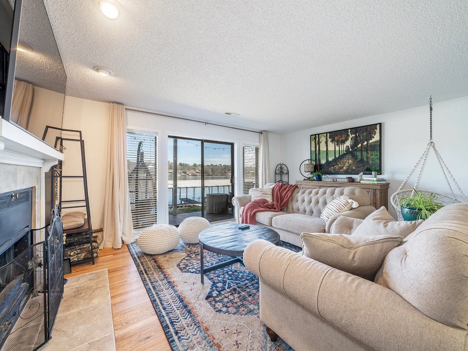 2 bed, 1065 sqft, $2,100 — Photo 2