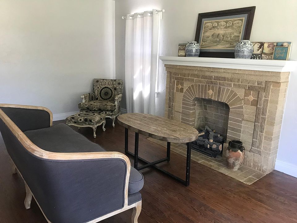 Living room/fireplace with gas logs