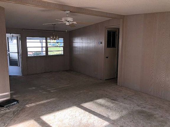 5th image of 27 Harbor Oaks Dr