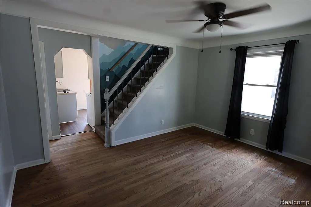 3 bed, 1.0 bath, 1062 sqft, $1,750 — Photo 2