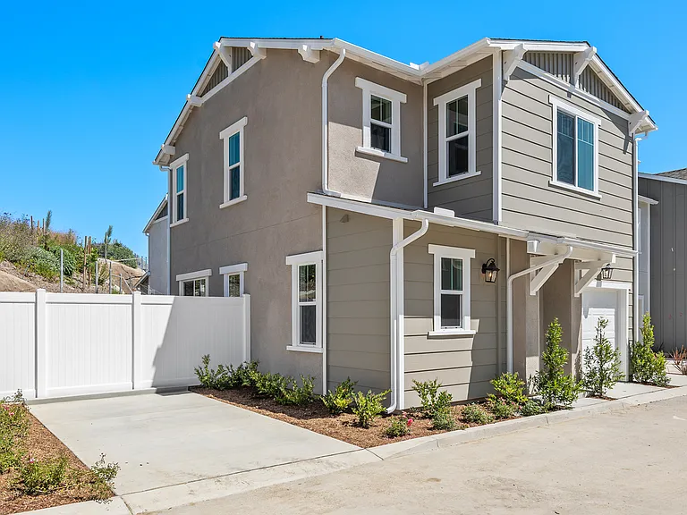 1523 Wingwood Ln — Photo 1