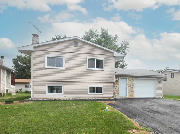 2322 Arrow St, Carpentersville, IL 60110