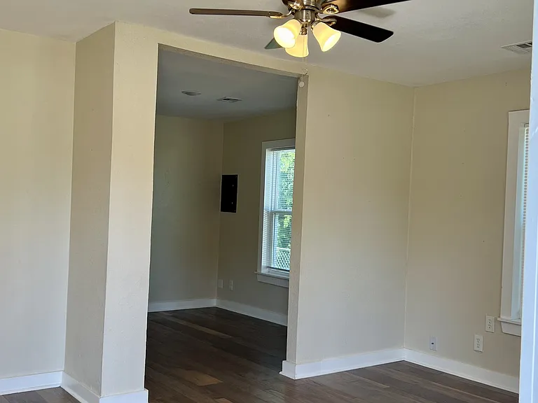 1036 N Madison Ave — Photo 3