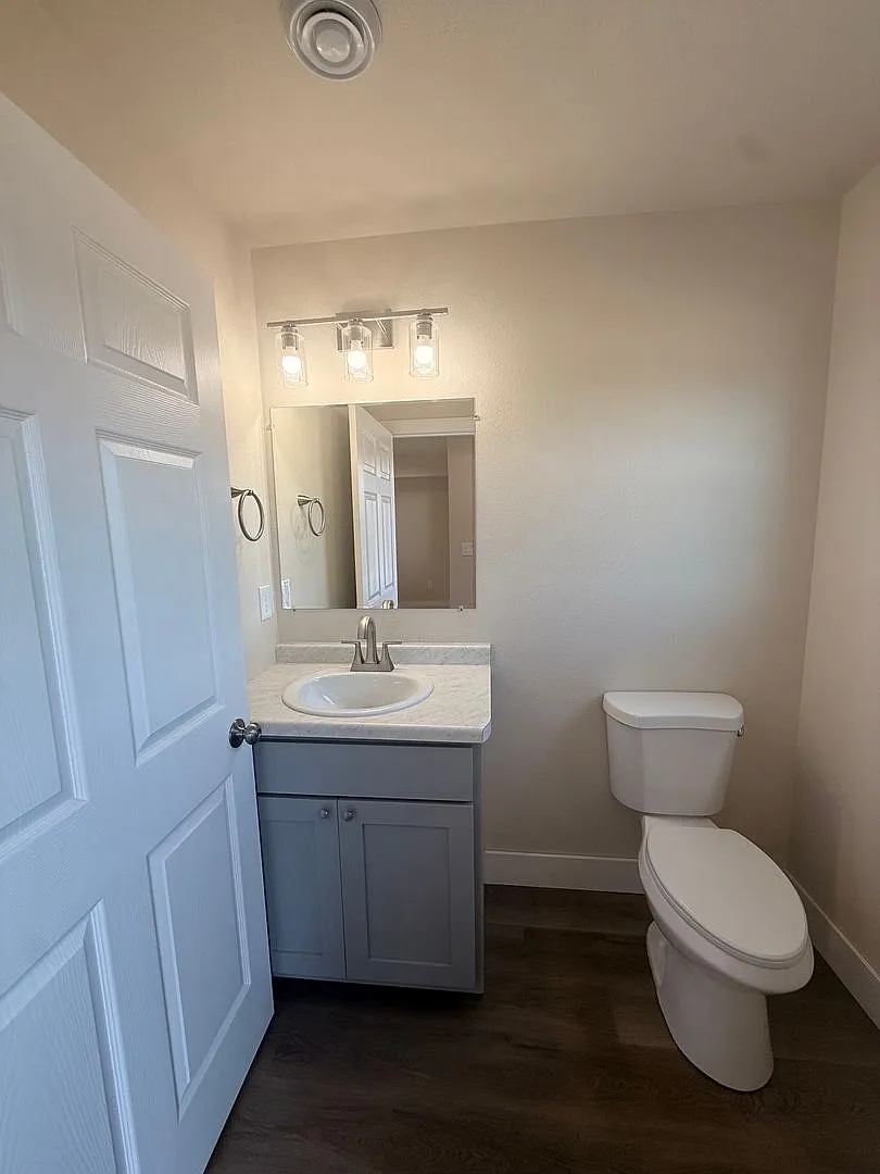 3040/3044 Bennington Place — Photo 4